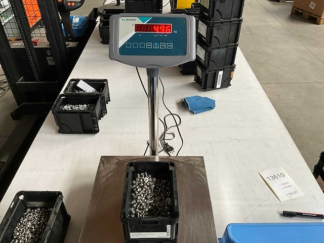 Würth 4.96kg lage bolkopschroef met flens m6x12 in stapelbare bak - afbeelding 3 van  6