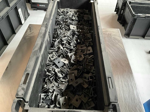 Würth 4.96kg plaatmoer zwart m5 in stapelbare bak - afbeelding 4 van  7