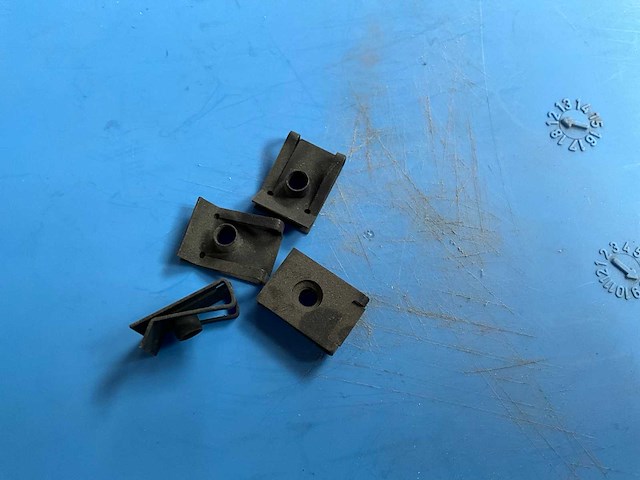 Würth 4.96kg plaatmoer zwart m5 in stapelbare bak - afbeelding 6 van  7