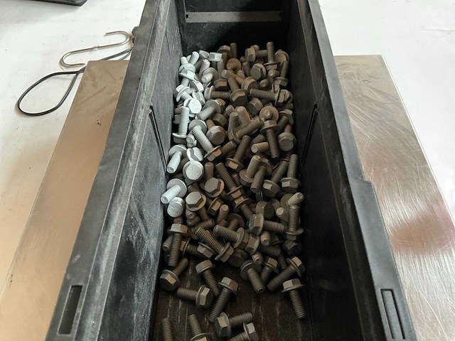 Würth 5.00kg flensbout met vertanding m8x20 in stapelbare bak - afbeelding 3 van  6