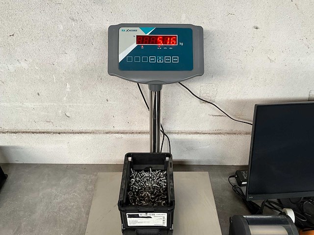 Würth 5.16 kg lage bolkop schroef met flens m6x12 in stapelbare bak - afbeelding 1 van  3