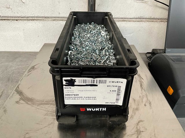 Würth 5.29 kg blindklinkmoer platbolkop 12,8x6,9 m5 in stapelbare bak - afbeelding 1 van  4