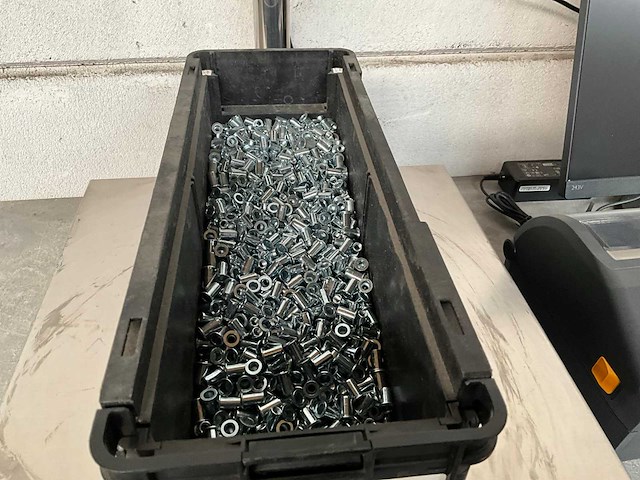 Würth 5.29 kg blindklinkmoer platbolkop 12,8x6,9 m5 in stapelbare bak - afbeelding 3 van  4