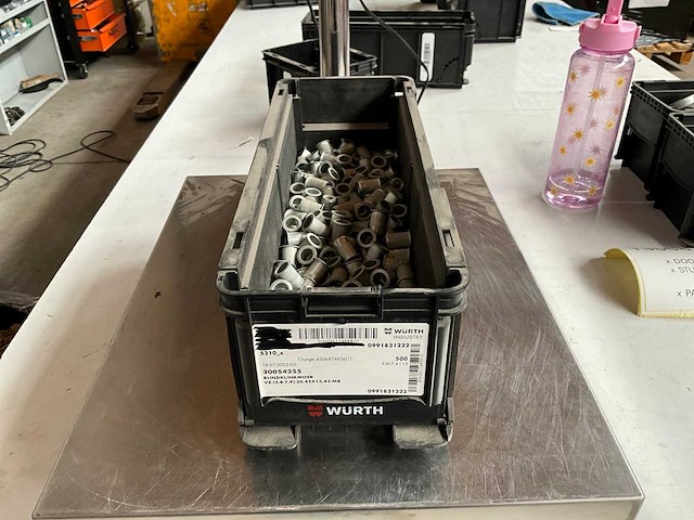 Würth 5.38kg blindklinkmoer m8 in stapelbare bak - afbeelding 1 van  5
