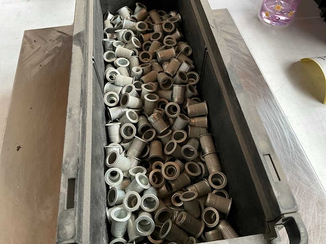 Würth 5.38kg blindklinkmoer m8 in stapelbare bak - afbeelding 3 van  5