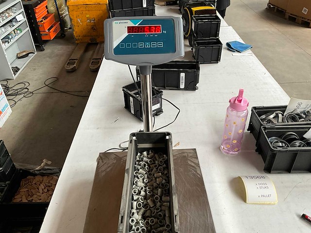 Würth 5.38kg blindklinkmoer m8 in stapelbare bak - afbeelding 4 van  5