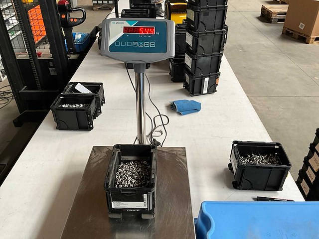 Würth 5.43kg lage bolkopschroef met flens m6x12 in stapelbare bak - afbeelding 4 van  6