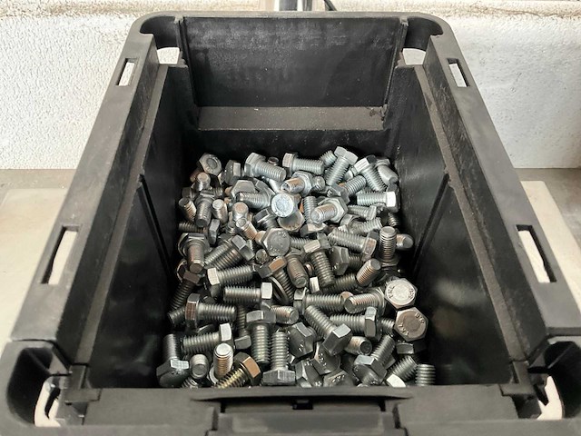 Würth 5.50 kg zeskant tapbout m8x16 in stapelbare bak - afbeelding 3 van  4