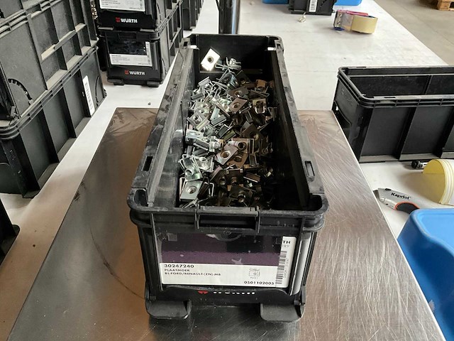 Würth 5.53kg plaatmoer m8 ford/renault in stapelbare bak - afbeelding 1 van  7