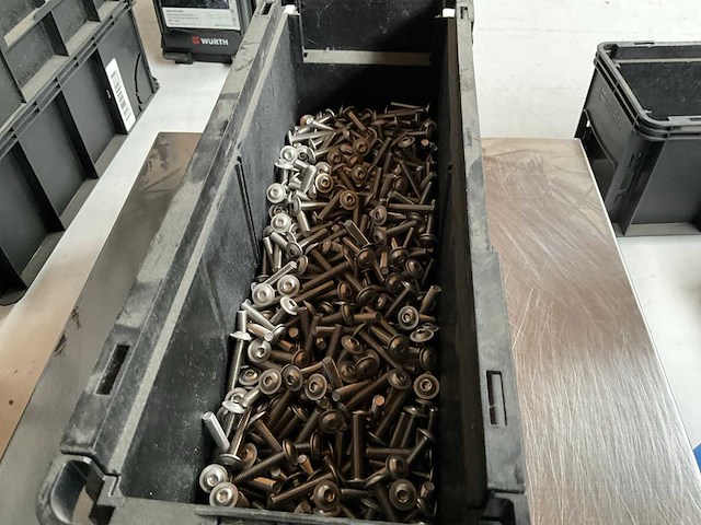 Würth 5.78kg lage bolkopschroef met flens m6x30 in stapelbare bak - afbeelding 3 van  6