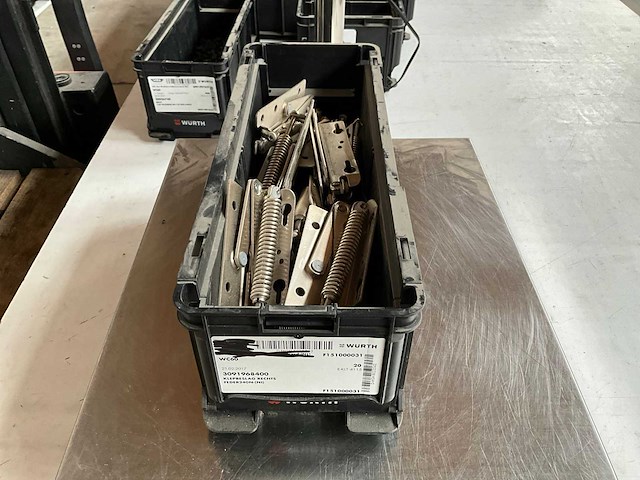 Würth 5.82kg klepbeslag rechts in stapelbare bak - afbeelding 1 van  4
