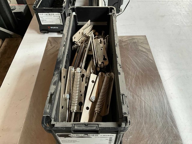 Würth 5.82kg klepbeslag rechts in stapelbare bak - afbeelding 3 van  4