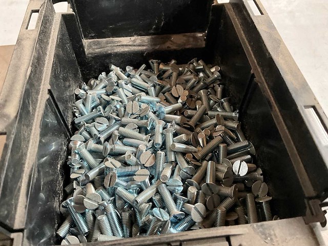 Würth 5.84kg verzonken schroef m5x20 in stapelbare bak - afbeelding 1 van  1