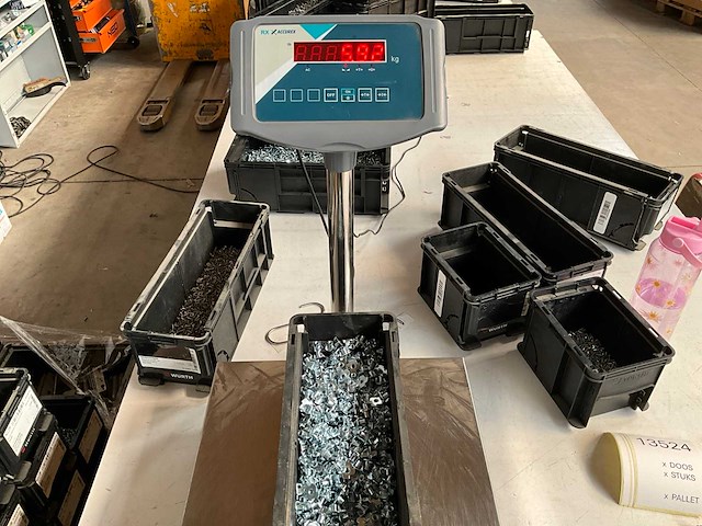 Würth 5.92kg inslagmoer m6 in stapelbare bak - afbeelding 4 van  6