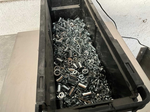 Würth 5.96 kg mix bak met o.a. blindklinkmoeren en ringen in stapelbare bak - afbeelding 3 van  5