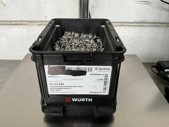 Würth 6.11 kg lage bolkop schroef met flens m6x12 in stapelbare bak - afbeelding 1 van  5