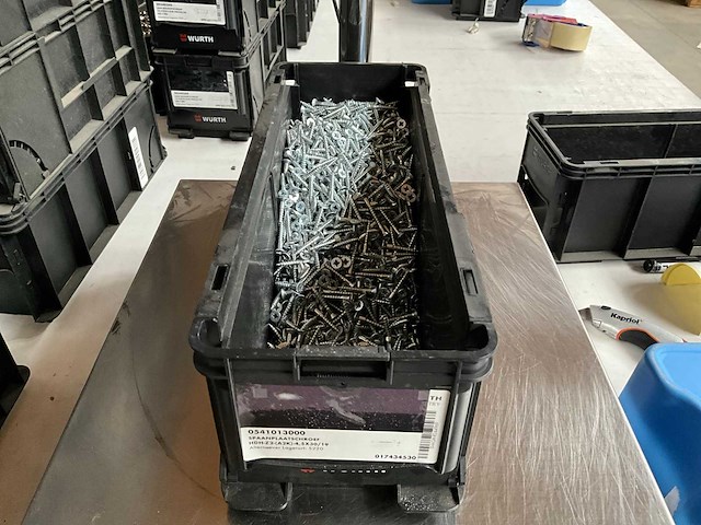 Würth 6.14kg spaanplaatschroef 4,5x30/19 in stapelbare bak - afbeelding 1 van  6
