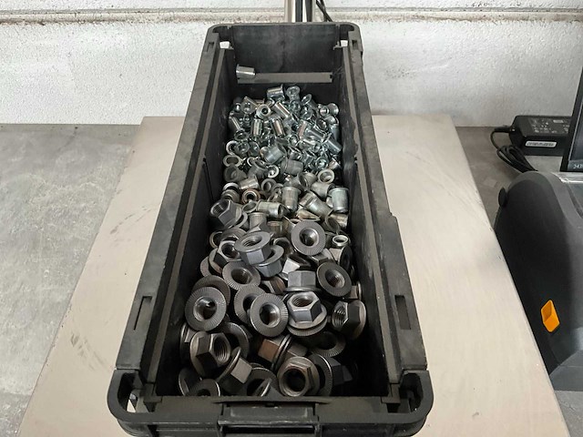 Würth 6.45 kg assorti blindklinkmoeren in stapelbare bak - afbeelding 1 van  8