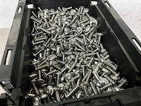 Würth 6.54 kg lage bolkopschroef met flens m5 x 16 in stapelbare bak - afbeelding 3 van  5