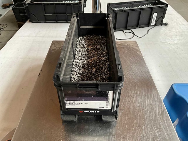 Würth 6.62kg schroef bolkop met flens m4x6 in stapelbare bak - afbeelding 1 van  3