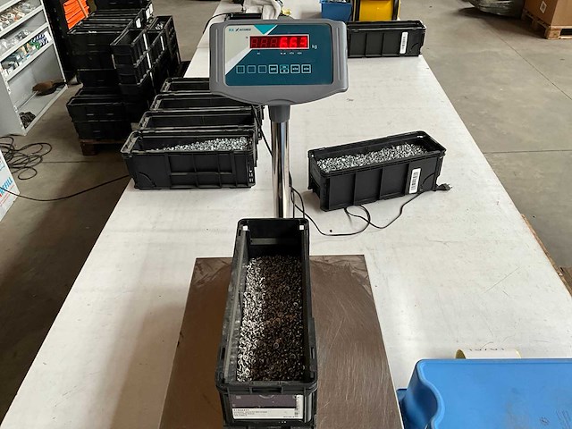 Würth 6.62kg schroef bolkop met flens m4x6 in stapelbare bak - afbeelding 2 van  3