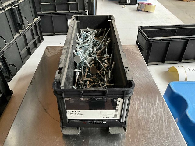 Würth 6.68kg kartelschroef m6x50 in stapelbare bak - afbeelding 1 van  7