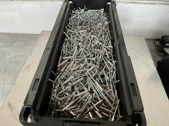 Würth 6.83 kg blindklinknagel pbk 12,5-16,5 -4x20 in stapelbare bak - afbeelding 2 van  3