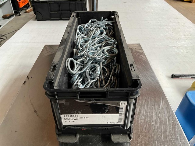 Würth 6.86kg borgveer dubbel oog 4,5x80 in stapelbare bak - afbeelding 1 van  6