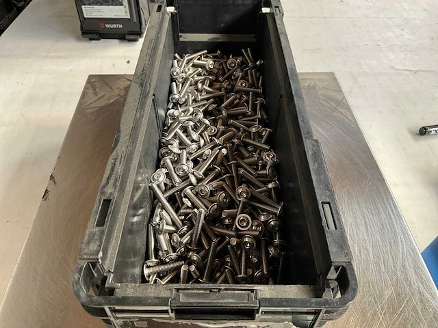 Würth 7.16kg lage bolkopschroef met flens m6x30 in stapelbare bak - afbeelding 3 van  6