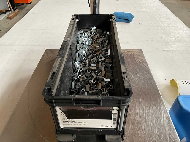 Würth 7.22kg afstandbus m6x18-18 in stapelbare bak - afbeelding 1 van  6