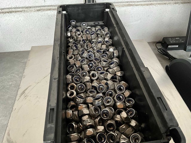 Würth 7.24 kg zelfborgende zeskant moer m10 in stapelbare bak - afbeelding 3 van  5