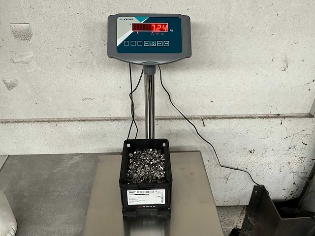 Würth 7.24 kg zeskantmoer met flens in stapelbare bak - afbeelding 3 van  5