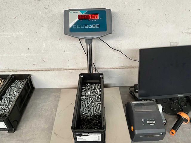 Würth 7.30 kg schroef zeskantkop met voldraad m8x40 in stapelbare bak - afbeelding 2 van  4