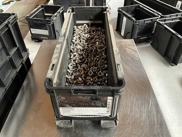 Würth 7.34kg vleugelmoer m8 in stapelbare bak - afbeelding 1 van  6