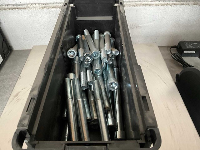 Würth 7.36 kg cilinderschroef m14x140 in stapelbare bak - afbeelding 3 van  5