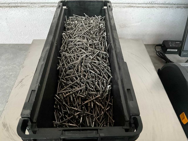 Würth 7.53 kg blindklinknagel platbolkop 4,5-6,5 -4x10 in stapelbare bak - afbeelding 2 van  4