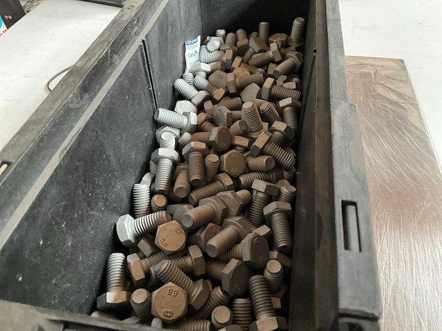 Würth 7.55kg zeskanttapbout m12x25 in stapelbare bak - afbeelding 1 van  3