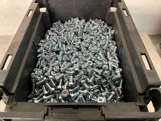 Würth 7.67 kg lage cilinderkopschroef m5x10 in stapelbare bak - afbeelding 2 van  4