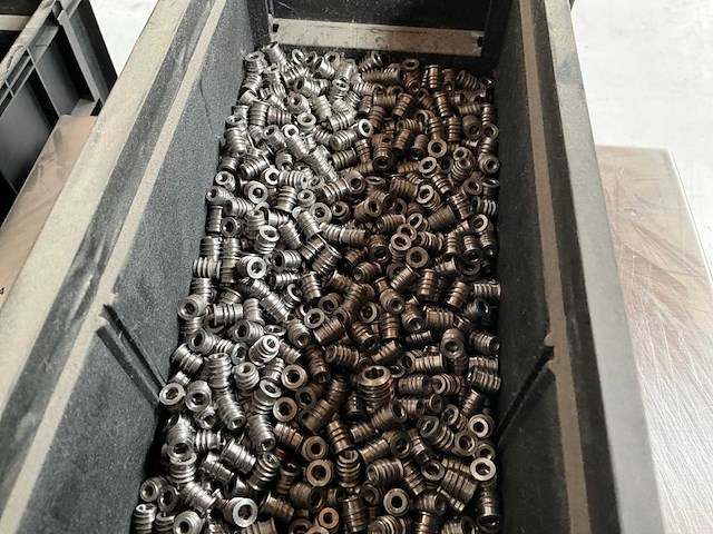 Würth 7.68kg verbindingsmoer 8x10 m4 in stapelbare bak - afbeelding 6 van  6