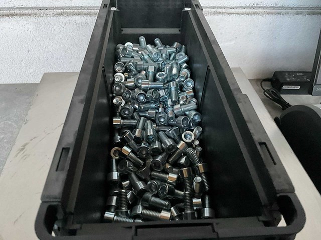 Würth 7.69 kg cilinderschroef m10x20 in stapelbare bak - afbeelding 3 van  5