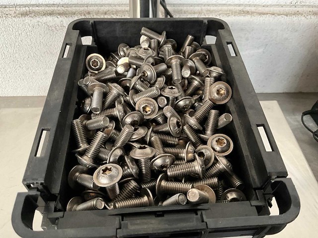 Würth 7.79 kg lage bolkopschroef met flens m8x20 in stapelbare bak - afbeelding 3 van  4