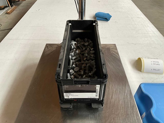 Würth 7.83kg zeskanttapbout m12x25 in stapelbare bak - afbeelding 1 van  6
