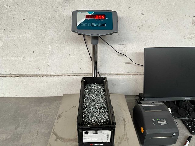 Würth 8.05 kg blindklinkmoer platbolkop 12,8x6,9 m5 in stapelbare bak - afbeelding 1 van  3