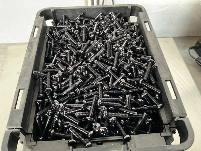 Würth 8.08 kg bol cilinderschroef m4x20 in stapelbare bak - afbeelding 3 van  5