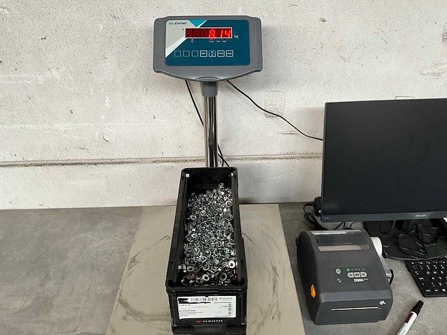 Würth 8.14 kg zeskantmoer met flens m8 in stapelbare bak - afbeelding 1 van  3