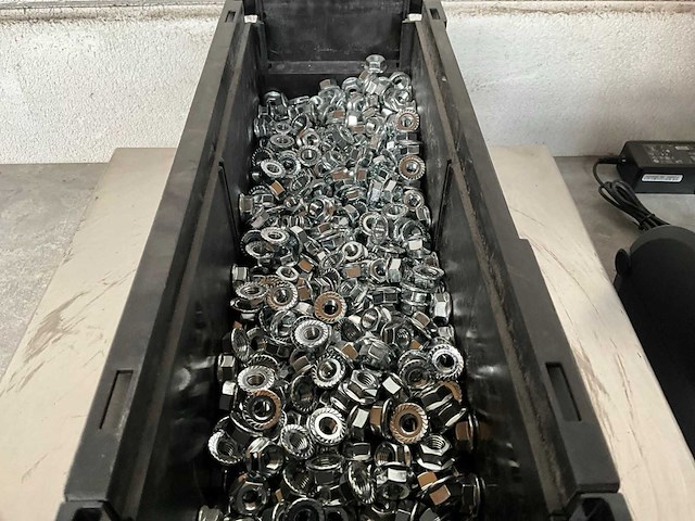 Würth 8.14 kg zeskantmoer met flens m8 in stapelbare bak - afbeelding 2 van  3