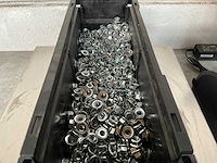 Würth 8.14 kg zeskantmoer met flens m8 in stapelbare bak - afbeelding 2 van  3