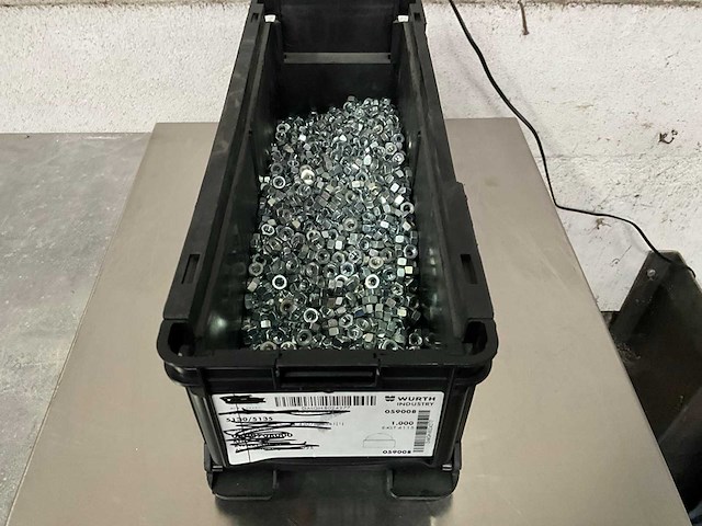 Würth 8.21 kg moeren in stapelbare bak - afbeelding 1 van  6