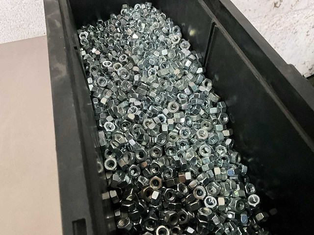 Würth 8.21 kg moeren in stapelbare bak - afbeelding 3 van  6