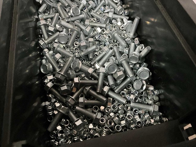 Würth 8.22 kg mix met o.a. moeren en bouten in stapelbare bak - afbeelding 4 van  6
